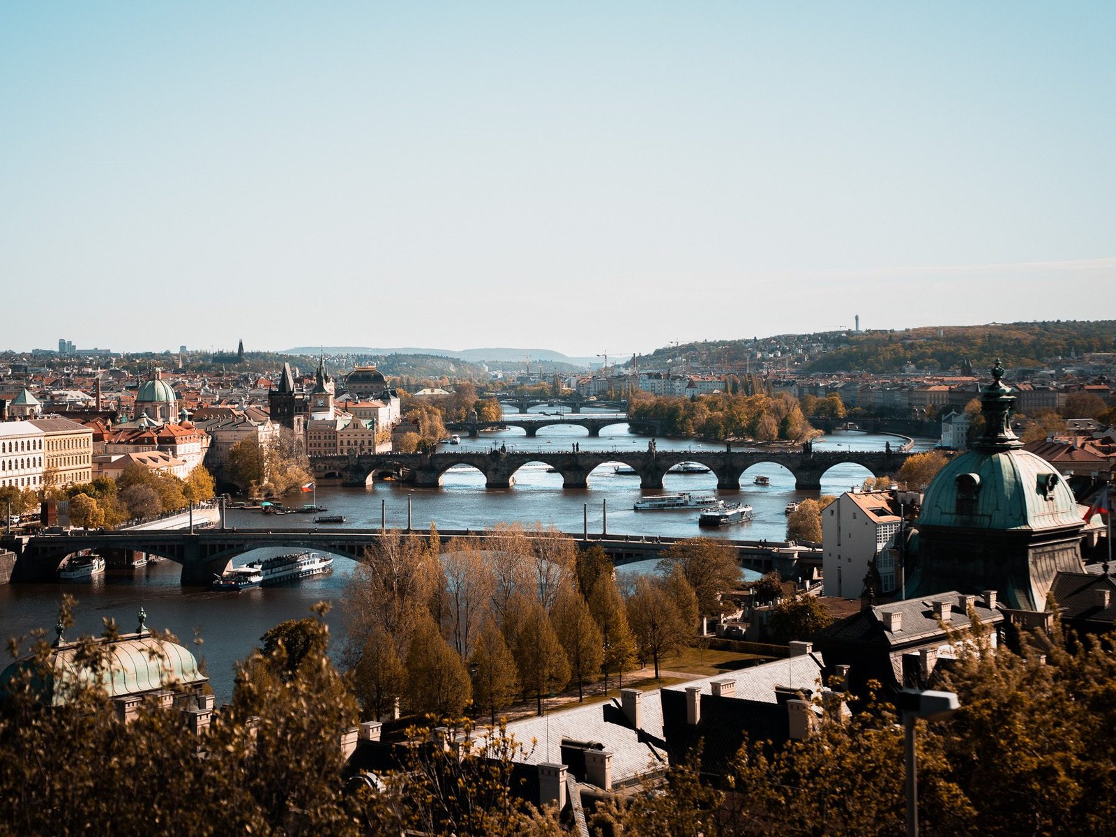 Pohled z Letné na Vltavu a Staré Město, mosty poskládané téměř jeden za druhým